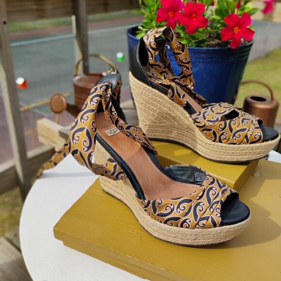 Ugg Lucianna Wedge - Picture 2 of 5